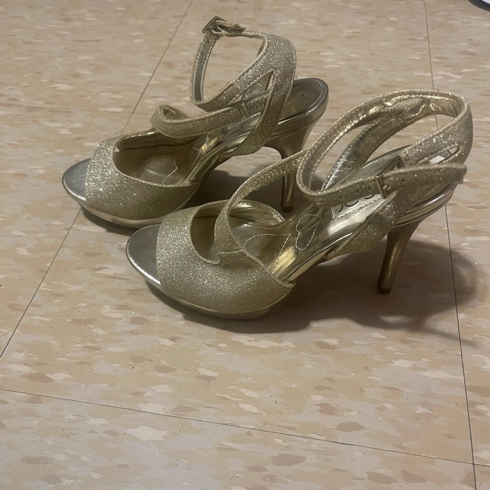 Size 6 women’s gold sparkle heels